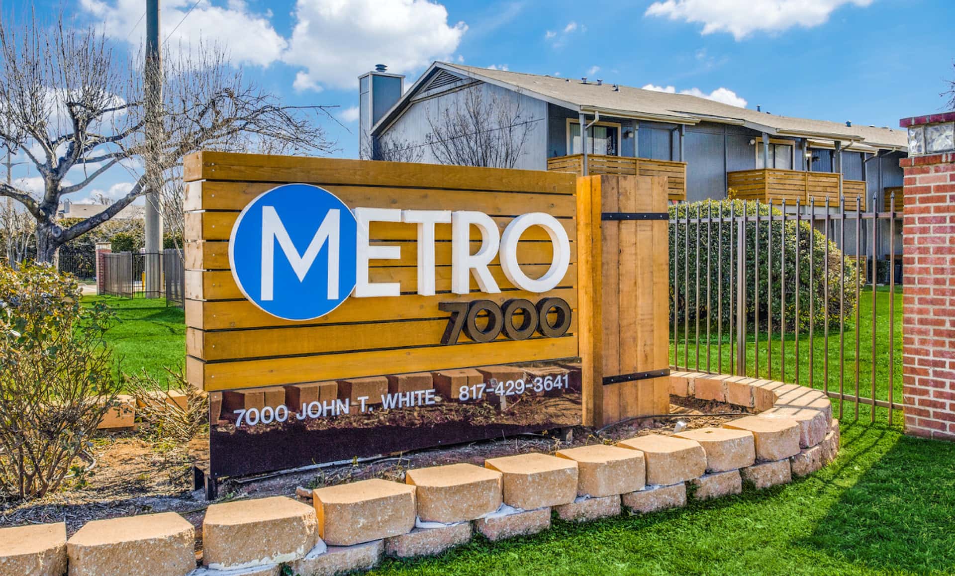 Metro 7000 sign in front of apartment complex.